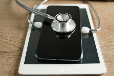 Bilgisayarını ve tıbbi veri sızıntısını kontrol ederek sağlığa önem veriyoruz. Akıllı telefondaki güvenliği kontrol ediyoruz.