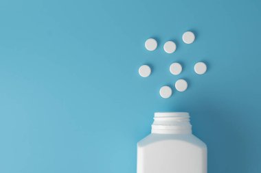 Mavi arka planda ilaç hapları. Çeşitli ilaçlar için metin kopyalama alanı. Sağlıklı beslenme, yaşam tarzı.