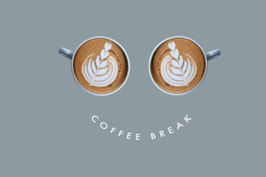 Yukarıdaki ahşap masada kahve. Şehir kahvecisi atölyesi ya da sabah kahve molası.