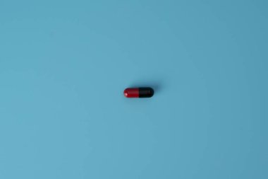 Mavi arka planda ilaç hapları. Çeşitli ilaçlar için metin kopyalama alanı. Sağlıklı beslenme, yaşam tarzı.