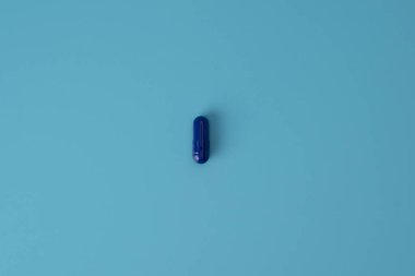 Mavi arka planda ilaç hapları. Çeşitli ilaçlar için metin kopyalama alanı. Sağlıklı beslenme, yaşam tarzı.