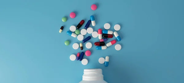 Médicaments Pilules Sur Fond Bleu Copier Espace Pour Texte Assortiment — Photo