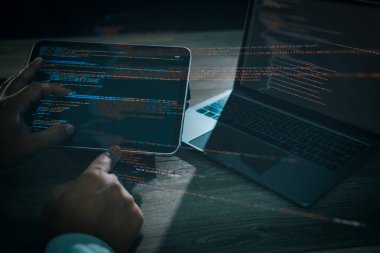 Tablet ve dizüstü bilgisayarda parlayan kod satırları, programlama konsepti, web geliştirme, siber güvenlik, veri teknolojisi ve dijital yeniliklere sahip programcı kodlama yazılımı.