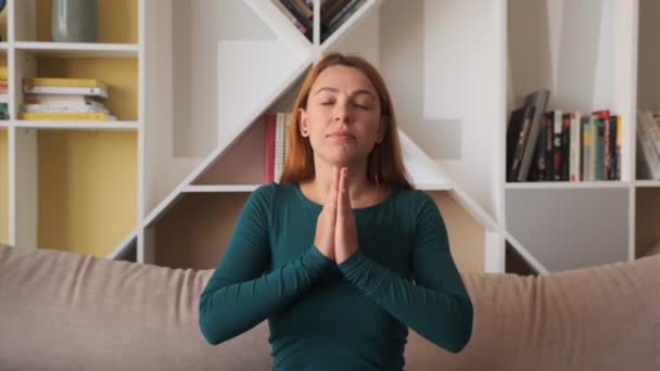 Jeune femme priant avec espoir, les mains jointes. Concept de prière — Video