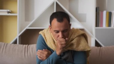 Adam hasta ve hasta, soğuk algınlığından öksürüyor..