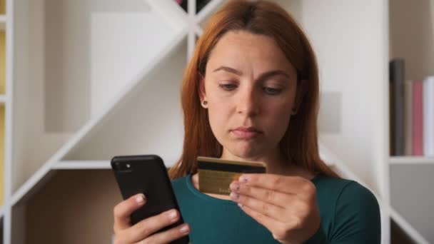 Banca en línea hermosa mujer usando compras de teléfonos inteligentes en línea con tarjeta de crédito en el estilo de vida casero — Vídeos de Stock