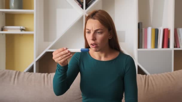 Nő negatív terhességi teszttel. Szomorú nő érzelmekkel a fürdőszobában otthon, depressziós szorongó érzések. — Stock videók