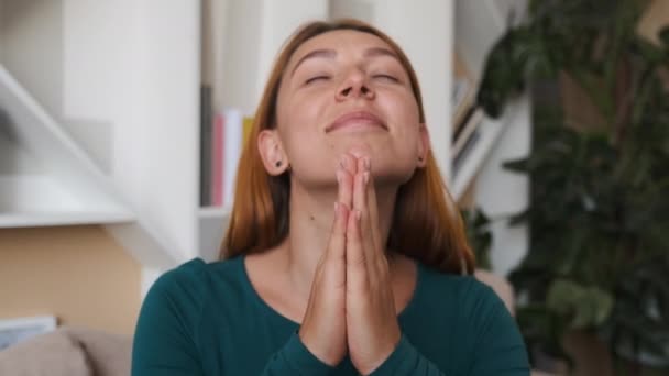 Νεαρή γυναίκα προσεύχεται με ελπίδα κρατώντας τα χέρια ενωμένα. Έννοια προσευχής — Αρχείο Βίντεο