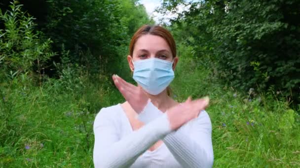 Mladá žena stojí sama a ukazuje ne rukama. Bezpečnost, vzdálenost, zdraví, N1H1, ochrana virů, kovid, virus a koronavirus koncept. — Stock video