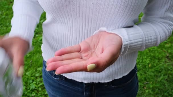Gros plan des mains de la femme en utilisant antiseptique, désinfectant antibactérien pour les mains. Nettoyer les mains hygiène corona virus prévention. — Video
