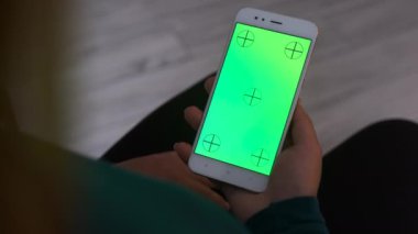 Green Mock-up Screen ile akıllı telefon kullanan bir kadın. Cep Telefonu, İnternet Sosyal Ağ Taraması Kullanılıyor