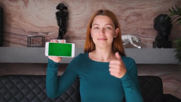 Portrait glückliche Dame mit Kopierraum Green Screen Smartphone zu Hause lächelnd in die Kamera schauen. Technologie und Lifestylekonzept. — Stockvideo