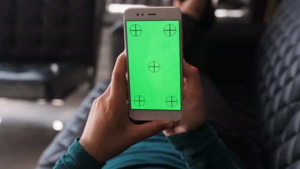 Evdeki Kadın Yeşil Model Ekranlı Akıllı Telefon kullanarak Kanepede Uzanıyor. Kız Cep Telefonu Kullanıyor, İnternet Sosyal Ağ Taraması. Görüntü Kamerası Görüntüsü. — Stok video