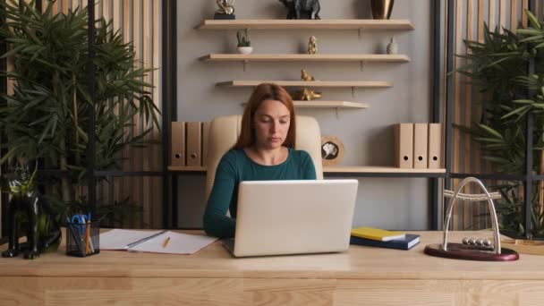 Imprenditore donna d'affari digitando sul computer portatile facendo ricerca. Giovane professionista femminile che utilizza il computer seduto alla scrivania dell'ufficio di casa. Freelance operaio occupato che lavora sul dispositivo notebook tecnologia moderna — Video Stock