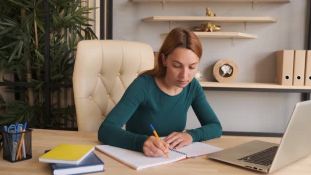 Studente donna fa videochiamata conferenza su computer portatile colloqui con tutor web, insegnante online in chat webcam remota sullo schermo. Concetto di classe di istruzione a distanza. — Video Stock