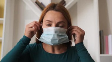 Evde koruyucu maske takan genç bir kadının portresi. Sağlık ve güvenlik hayatı kavramı, N1H1 koronavirüs, virüs koruması, Çin 'de salgın hastalık