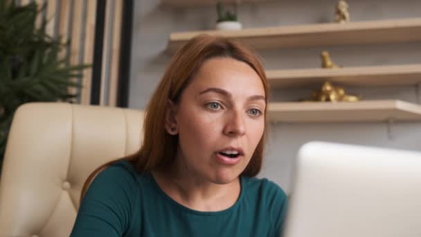 Zaskoczona twarz kobiety patrzącej na ekran laptopa. Zamknij Bussineswoman oglądać wiadomości online na komputerze. Portret szczęśliwej dziewczyny zakupy strona internetowa na laptopie — Wideo stockowe