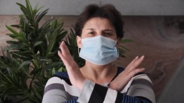 Kadın tek başına duruyor ve elleriyle hayır diyor. Güvenlik, mesafe, sağlık, N1H1, virüs koruması, covid, virüs ve koronavirüs kavramı.