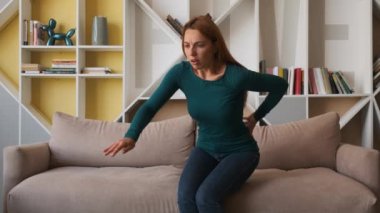 Gecenin geç saatlerinde oturma odasındaki gri kanepede oturan ve sırtına yaslanan kadın şiddetli bir acı hissediyordu.