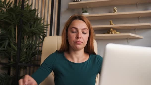 Nachdenkliche besorgte Frau, die am Laptop arbeitet und wegschaut, wenn sie im Homeoffice an Problemlösungen denkt — Stockvideo