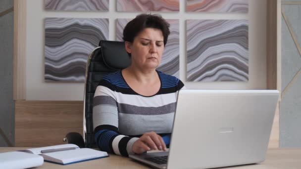 İş kadını girişimci dizüstü bilgisayarda araştırma yapıyor. Ofis masasında bilgisayar kullanan genç bir bayan profesyonel. Modern teknoloji not defteri üzerinde çalışan meşgul bir işçi.. — Stok video