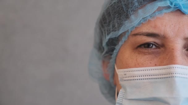 コロナウイルス大流行中のマスクをした看護師の閉鎖. — ストック動画