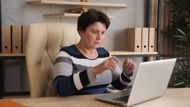 La mujer está cansada de sentarse en la computadora y trabajar. Se frota los ojos con fatiga. — Vídeos de Stock