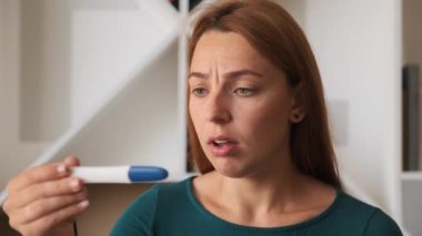 Bir kadın hamile olmadığını öğrendiğinde üzülür..