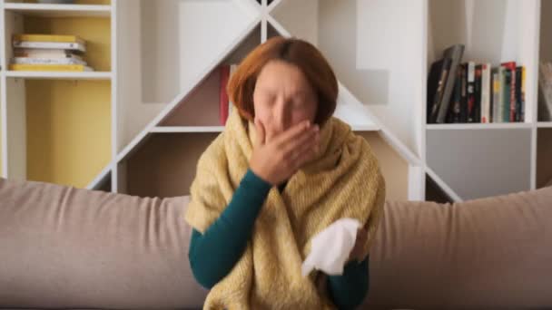 Kobieta jest chora i źle się czuje. Kaszle od przeziębienia. — Wideo stockowe