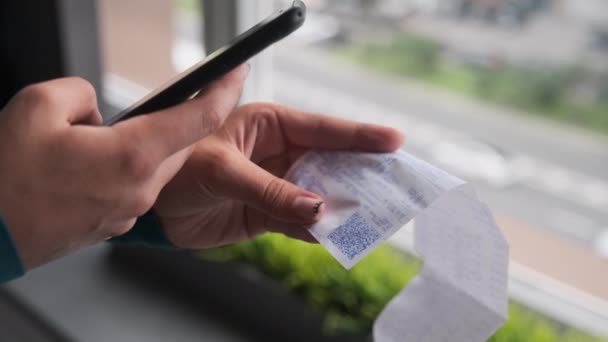 Skanning av QR-kod med smarttelefon. Kvinnan läser streckkoden med hjälp av ansökan på smartphone hemma — Stockvideo