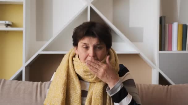 Ateşli hasta kadın battaniyeye sarılı grip belirtileri gösteriyor. — Stok video