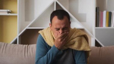 Adam hasta ve hasta, soğuk algınlığından öksürüyor..