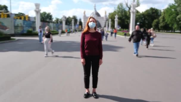 Time lapse of attractive young woman with medical mask standing in city street on summer day κοιτάζοντας την κάμερα μόνη. Αντίληψη των ανθρώπων και της κοινωνίας. — Αρχείο Βίντεο