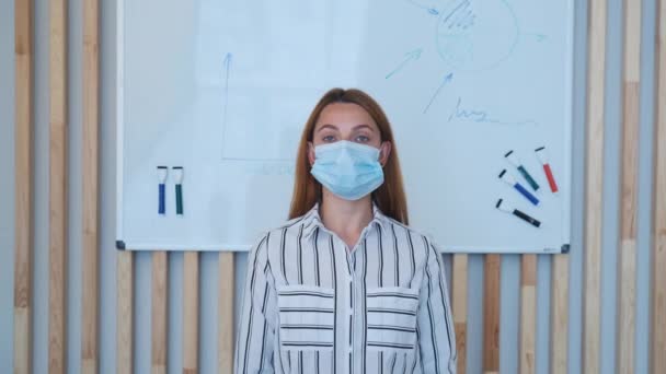 코로나 바이러스 격리. 사무실에 마스크쓴 여자. 건강을 보호하고 돌보기 위해 마스크를 쓰는 사업가들. — 비디오