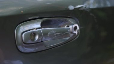 Arabasının hasarına bakan genç kadın sürücüyü kapatın. Trafik kazasından sonra üzgün kişi.