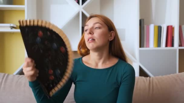 Jonge vrouw het gevoel warm lijden van hoge temperatuur summe — Stockvideo