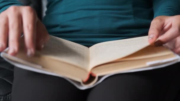Νεαρή γυναίκα διαβάζει βιβλία. Στενή ανάγνωση βιβλίου — Αρχείο Βίντεο