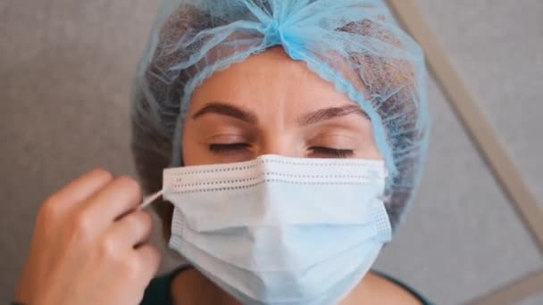 Portrait femme médecin ou infirmière en uniforme se sentant vers le bas, épuisée, frustrée, très fatiguée après avoir reçu des patients à l'hôpital. Femme regardant droit devant la caméra. Travail acharné, médical, concept épidémique — Video