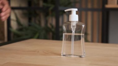 İnsan, virüs veya bakterilerin yayılmasını önlemek için el dezenfektanı jeli kullanıyor..
