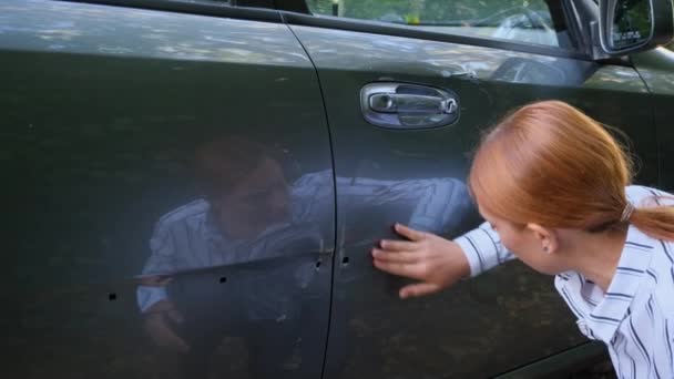 Jeune conductrice regardant les dommages par rayures de sa voiture. Triste personne après accident de la circulation — Video