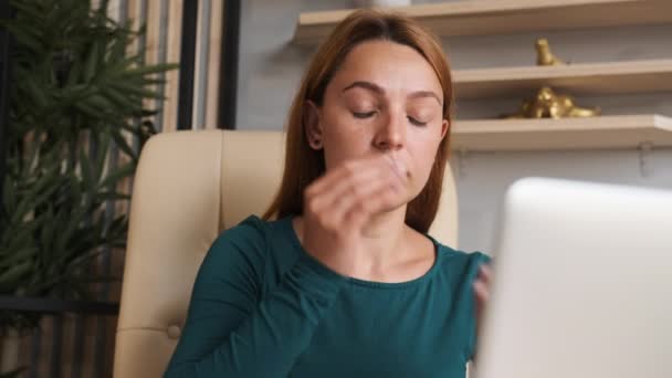 La mujer está cansada de sentarse en la computadora y trabajar. Se frota los ojos con fatiga. — Vídeos de Stock