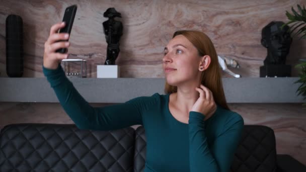 Business woman takes a selfie on her phone. — Stock Video