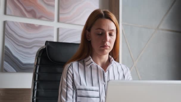 Νεαρή ενήλικη επιχειρηματίας δακτυλογράφηση σε φορητό υπολογιστή που εργάζονται στο διαδίκτυο, όμορφη γυναίκα επαγγελματίας χρήστης κυρία χρησιμοποιώντας την τεχνολογία PC κάνει online δουλειά στο γραφείο ή περιήγηση web sit στο σπίτι τραπέζι — Αρχείο Βίντεο