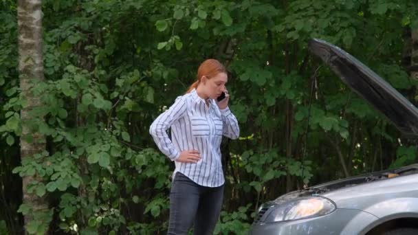 Verstörte attraktive Geschäftsfrau auf Landstraße versucht, Hilfe mit ihrem kaputten Auto zu bekommen — Stockvideo