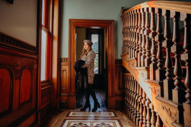 30 / 5 / 2020 - Güzel Asyalı kadın Larnach Kalesini ziyaret etti, Dunedin, Otago, Yeni Zelanda.