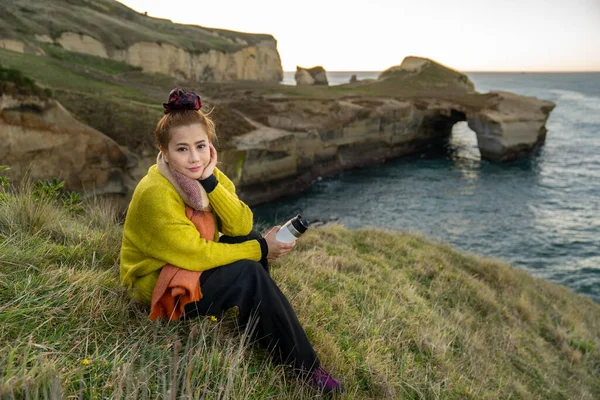 Beautiful Asian Woman Coffee Cup Sunrise Tunnel Beach Otago Peninsula — Stock Photo, Image