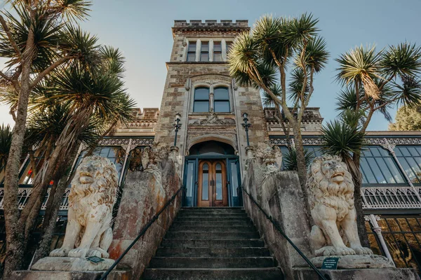 30 / 5 / 2020 - Larnach kalesinin Larnach Kalesi 'nde mavi gökyüzü olan bir parçası, Dunedin, Otago, Yeni Zelanda.