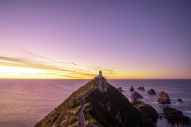 Nugget Point 'in bir kısmı Yeni Zelanda' nın Otago kıyıları boyunca deniz feneri ve kayalık adaların dağılımıyla en güzel manzaralardan biridir..