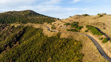 Hava Çekimi - Bank Peninsula, Akaroa, Yeni Zelanda 'daki tepenin manzarası.
