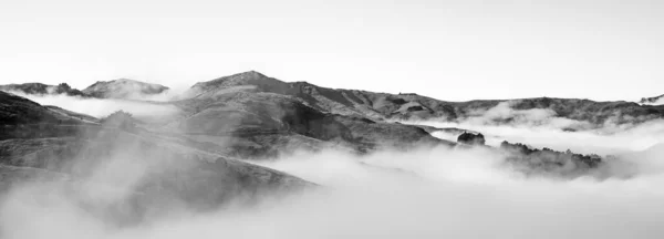 Sisli Sabahta Dağların Silueti Kış Başında Dağların Manzarası Güzel Doğa — Stok fotoğraf